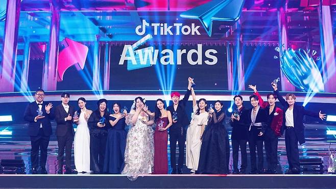 지난 10월 25일 서울 성북구 고려대학교 화정체육관에서 열린 '틱톡 어워즈 2025' 수상자로 선정된 틱톡 크리에이터들이 기념 사진을 찍고 있다. 사진=틱톡