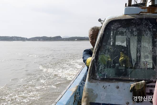 양망 작업을 위해 본선으로 이동하는 조 선장의 얼굴에 수심이 가득하다. 강화 l 문재원 기자