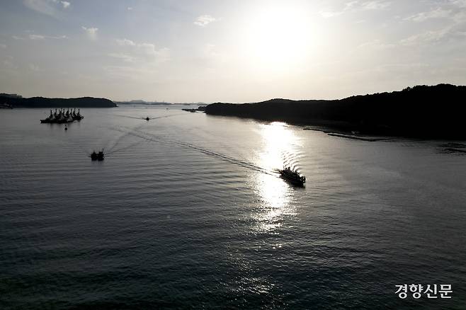지난 9월 30일 충남 보령시 오천항. 지는 해를 뒤로하고 낚싯배들이 줄지어 들어왔다. 보령 l 문재원 기자
