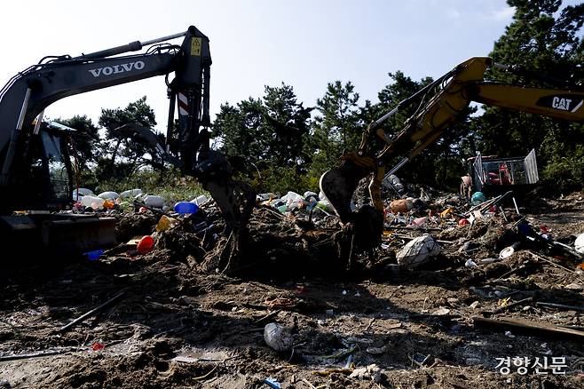 지난 9월 16일 해양쓰레기 문제로 보도된 해변에서 10월 1일 군 관계자들이 중장비를 동원해 수거작업을 진행하고 있다. 신안 l 문재원 기자