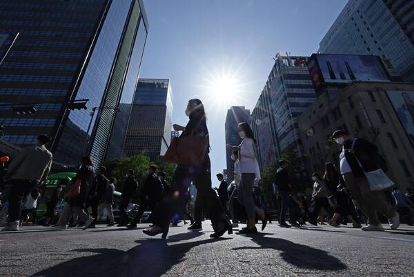 ▲ 출근길에 오른 시민들이 서울 광화문 네거리 횡단보도를 건너고 있다. (위 사진은 기사와 직접적인 관련이 없습니다) ⓒ연합뉴스