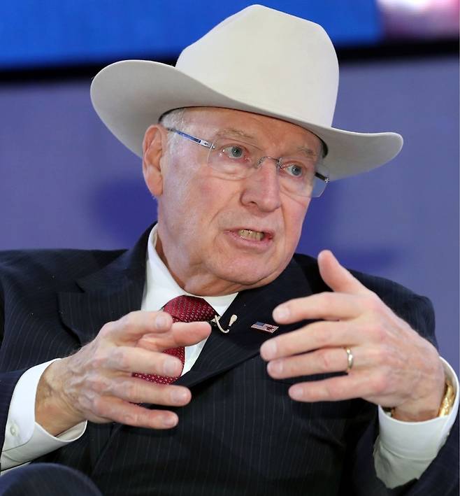 2016년 서울에서 열린 제17회 세계지식포럼에 참석해 ‘미국의 리더십:공화당의 기조’라는 주제로 연설하는 모습.<매경DB>