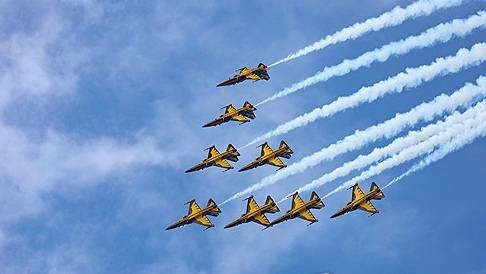 지난 10월17일 경기도 성남시 서울공항에서 열린 ‘서울 국제항공우주 및 방위산업 전시회’(ADEX)에서 공군 특수비행팀 블랙이글스가 비행하고 있다. 연합뉴스