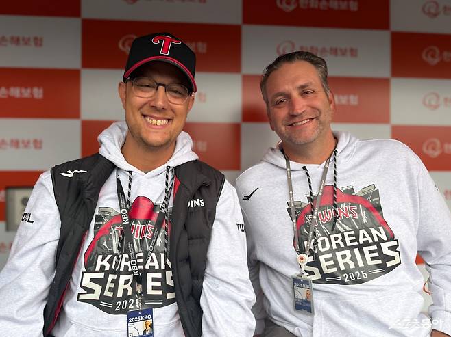 LG의 해외 스카우트 부머 프린스틴(왼쪽)과 제이슨 던이 지난달 30일 대전한화생명볼파크에서 열린 한화와 KS 4차전을 앞두고 취재진과 인터뷰하고 있다. 대전|김현세 기자 kkachi@donga.com