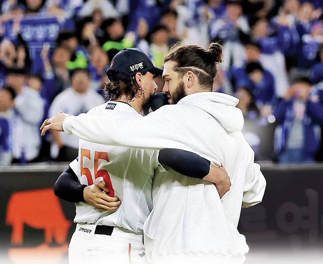 한화 외국인 원투펀치 코디 폰세(오른쪽)와 라이언 와이스(왼쪽)가 지난 10월 24일 플레이오프 5차전에서 삼성을 꺾고 한국시리즈 진출을 확정한 뒤 기뻐하고 있다. 연합뉴스