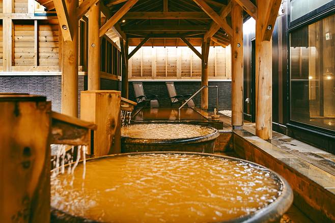 호박색 온천수가 특징인 천연 온천