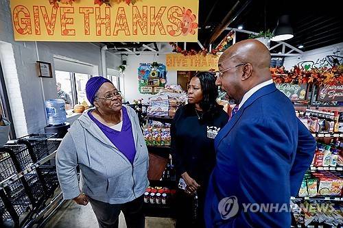 美셧다운 장기화에 위기 처한 SNAP 수급자 (EPA=연합뉴스) 저소득층을 대상으로 한 미국 정부의 영양보충지원프로그램(SNAP) 수급자가 3일(현지시간) 조지아주 애틀랜타의 한 마트에서 라파엘 워녹(공화당·조지아) 상원의원과 만나 대화하고 있다. 2025.11.3