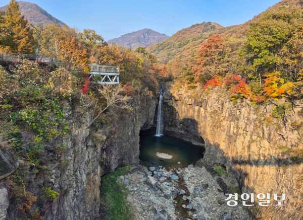 가을의 연천 재인폭포는 주변 단풍과 함께 장관을 이룬다. 2025.11.4 연천/오연근기자 oyk@kyeongin.com
