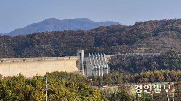 재인폭포 입구에 위치한 한탄강댐. 2025.11.4 연천/오연근기자 oyk@kyeongin.com