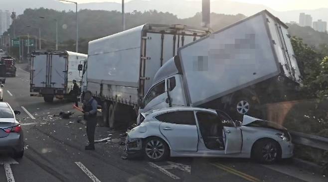 지난달 27일 오전 7시 20분께 울산 북구 이예로에서 화물차가 정체로 대기중인 차량을 들이받아 3중 추돌 사고가 발생했다. 울산매일 포토뱅크