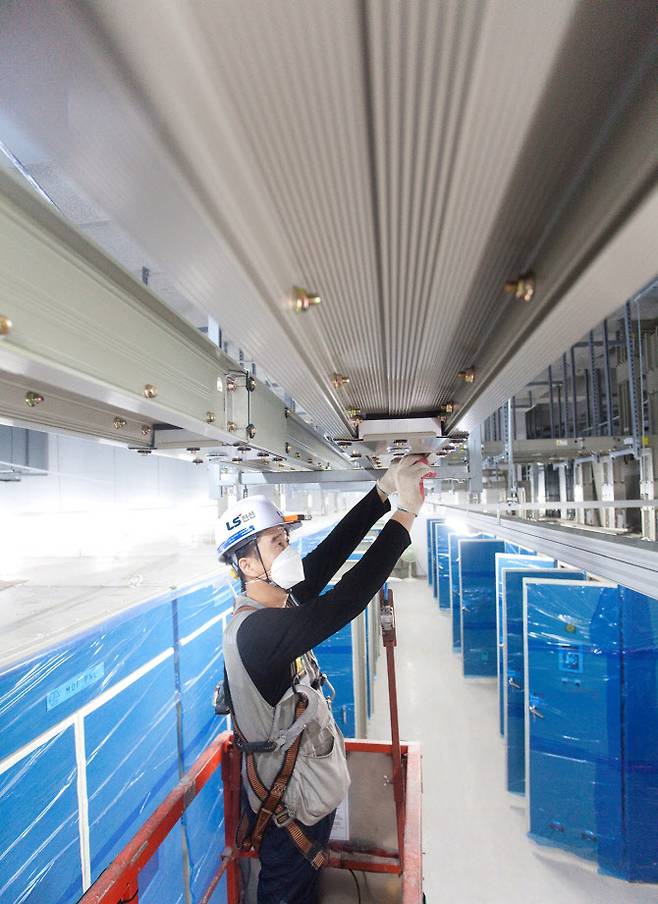 LS전선 직원이 버스덕트 시스템을 설치하고 있다.(사진=LS전선.)