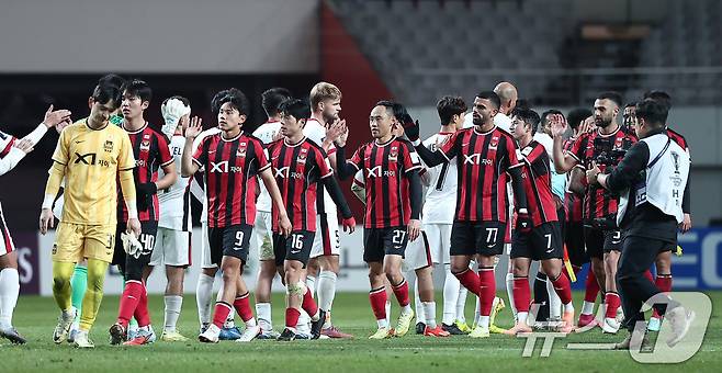 청두와 비긴 뒤 아쉬워하는 서울 선수들. 2025.11.4/뉴스1 ⓒ News1 김성진 기자