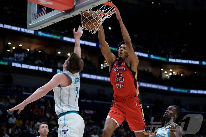 NBA 뉴올리언스 트레이 머피 3세가 5일(한국시간) 샬럿과 경기에서 덩크슛을 하고 있다. ⓒ 로이터=뉴스1