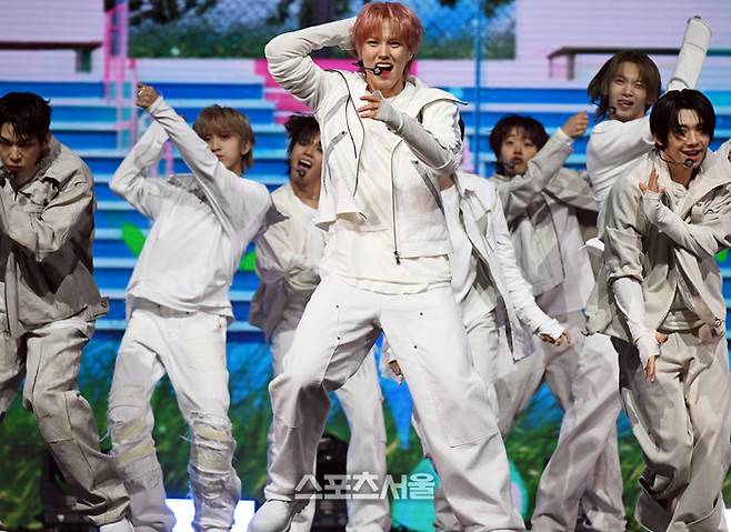 아홉(AHOF)이 4일 오후 서울 광진구 예스24라이브홀에서 두 번째 미니앨범 ‘The Passage(더 패시지)’ 발매 기념 쇼케이스를 개최했다. 이주상기자 rainbow@sportsseoul.com