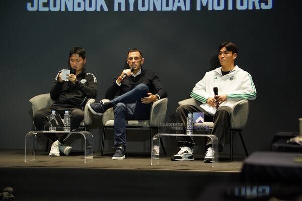 5일 팬 익스피리언스 센터에서 열린 전북현대의 하나은행 K리그1 2025 우승 미디어 데이에서 거스 포옛 감독(가운데)이 인터뷰 중이다. /사진=전북현대