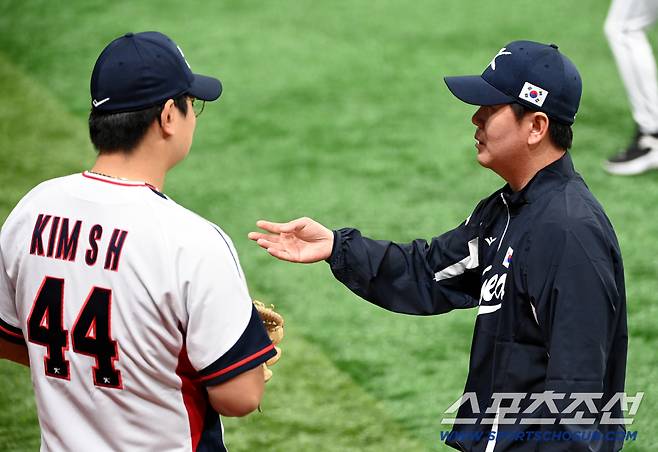 대한민국 야구대표팀이 4일 고척스카이돔에서 훈련을 가졌다. 류지현 감독과 김서현이 이야기를 나누고 있다. 고척=허상욱 기자wook@sportschosun.com/2025.11.04/