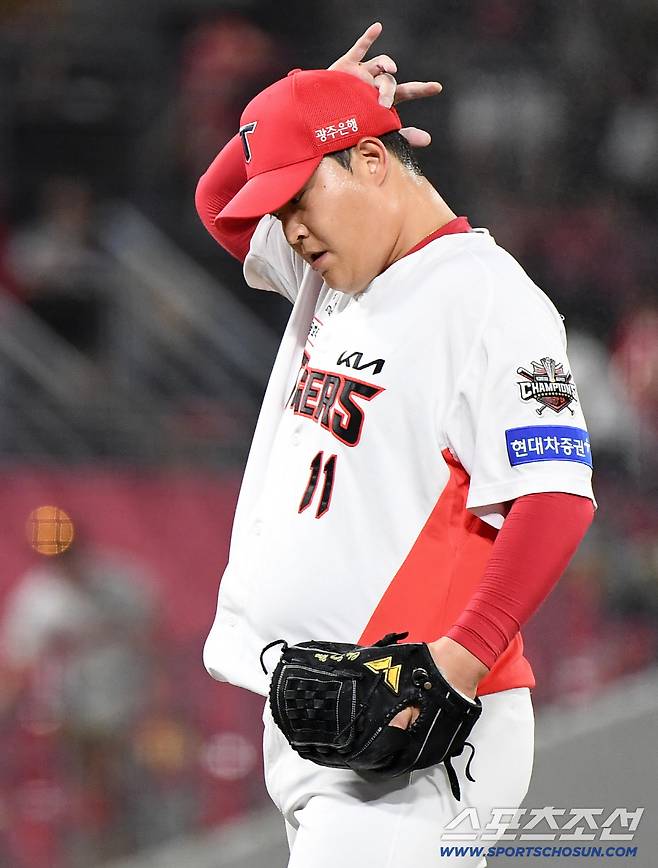 18일 광주 기아챔피언스필드에서 열린 한화-KIA전. 9회초 등판한 조상우가 첫 타자 허인서에게 안타를 내 준 후 아쉬워하고 있다. 광주=정재근 기자 cjg@sportschosun.com/2025.9.18/