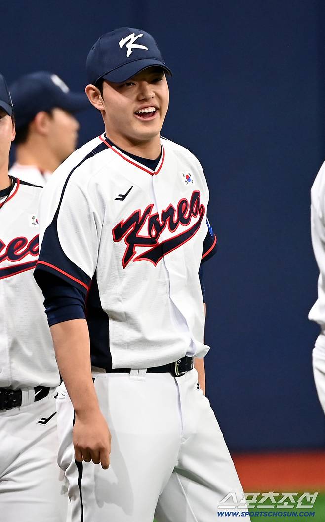 대한민국 야구대표팀이 4일 고척스카이돔에서 훈련을 가졌다. 문동주가 워밍업을 하고 있다. 고척=허상욱 기자wook@sportschosun.com/2025.11.04/
