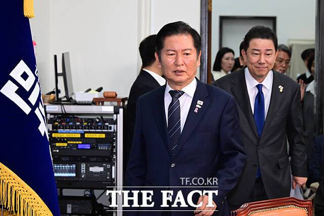 대장동 사건 1심 선고 결과와 맞물려 민주당이 추진하는 배임죄 폐지 논의의 향방과 시점에도 관심이 쏠리고 있다. 사진은 정청래 대표와 김병기 원내대표. /남윤호 기자