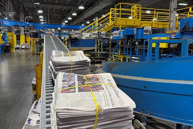 4일 뉴욕시 퀸즈 자치구에서 주당 후보 조란 맘다니의 승리를 1면 기사로 인쇄한 뉴욕 타임스 신문 사본이 묶음으로 묶여 있다. /연합뉴스