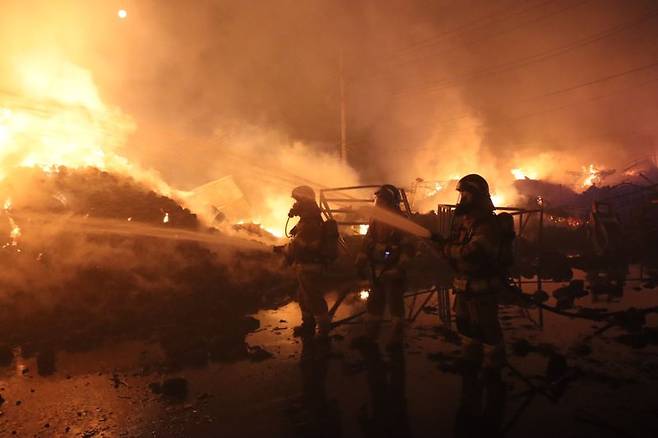 4일 오후 포천시 내촌면 진목리의 섬유 공장에서 화재가 발생해 소방대원이 진화 작업을 벌이고 있다. 경기도북부소방재난본부 제공