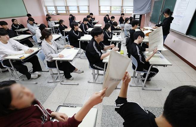2026학년도 대학수학능력시험(수능)을 30일 앞둔 14일 오전 경기 화성시 동탄고등학교에서 3학년 학생들이 수능 시험 전 마지막 모의평가인 10월 전국연합학력평가를 치르고 있다. 2025.10.14/뉴스1 ⓒ News1 김영운 기자 /사진=뉴스1