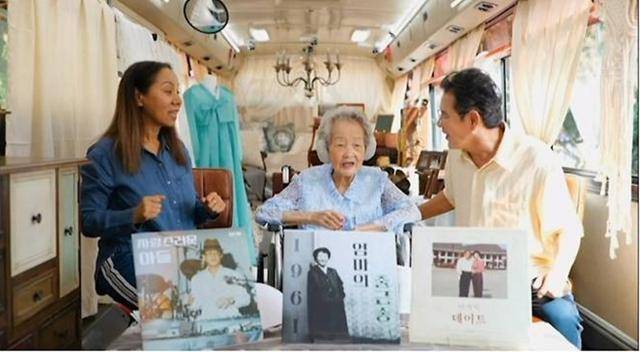 '언포게터블 듀엣'은 치매로 기억을 잃어가는 출연자와 그를 기억하는 사람들의 감동적인 듀엣 무대가 그려지는 리얼리티 뮤직쇼다. 지난해 9월 추석 특집으로 시청자들을 만났으며 '콘텐츠 아시아 어워즈 2025'에서 리얼리티쇼 부문 실버 프라이즈를 수상, 작품성을 인정받았다.