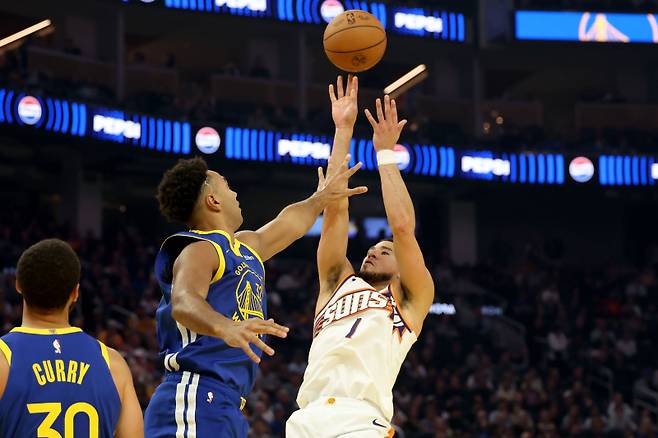 <yonhap photo-4484=""> Phoenix Suns guard Devin Booker (1) shoots against Golden State Warriors forward Trayce Jackson-Davis (32) during the first half of an NBA basketball game in San Francisco, Tuesday, Nov. 4, 2025. (AP Photo/Jed Jacobsohn)/2025-11-05 12:42:41/ <저작권자 ⓒ 1980-2025 ㈜연합뉴스. 무단 전재 재배포 금지, AI 학습 및 활용 금지></yonhap>