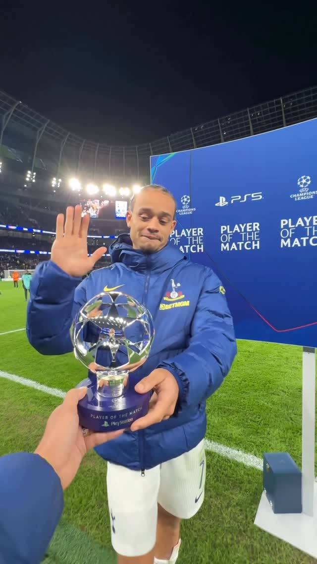 토트넘 시몬스가 5일 코펜하겐과의 2025~26 UCL 리그 페이즈 4차전서 경기 최우수 선수로 선정된 뒤 기뻐하고 있다. 사진=토트넘 SNS