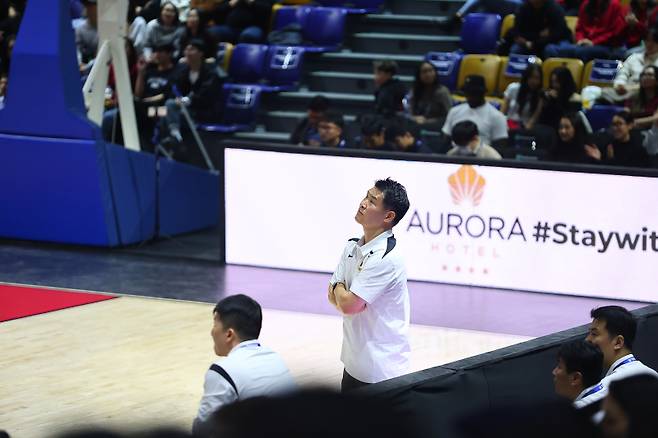 조상현 LG 감독이 5일 몽골 M 뱅크 아레나에서 열린 브롱코스와의 2025~26 EASL 조별리그 C조 2차전 중 경기를 지켜보고 있다. 사진=EASL