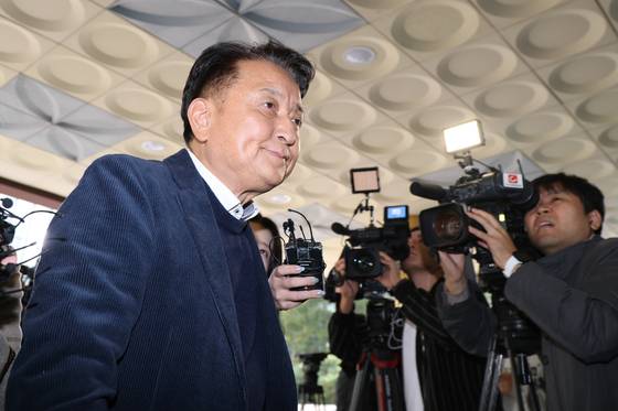 국회 오송참사 국정조사에서 위증한 혐의를 받는 김영환 충청북도 도지사가 4일 서울 영등포경찰서로 출석하고 있다. 연합뉴스
