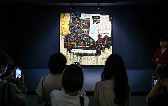 서울 동대문디자인플라자(DDP)에 전시된 바스키아의 1983년작 '미술관 경비원(브로드웨이 붕괴)'. 2013년 크리스티 경매에서 약 176억원에 팔렸다. 김종호 기자