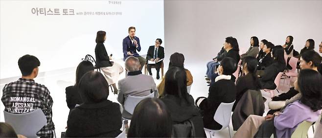 < 메켈레, 팬들과 아티스트 토크 > 로열콘세르트헤바우오케스트라(RCO)의 내한공연 첫날인 5일 서울 서초동 예술의전당 서예박물관에서 지휘자 클라우스 메켈레, 도미니크 빈터링 RCO 대표가 한국 청중 50명과 함께 ‘아티스트 토크’를 열었다. 이지영 대원문화재단 사무국장의 사회로 연주 레퍼토리와 RCO 역사에 관해 40분간 대화를 나눴다. /문경덕 기자