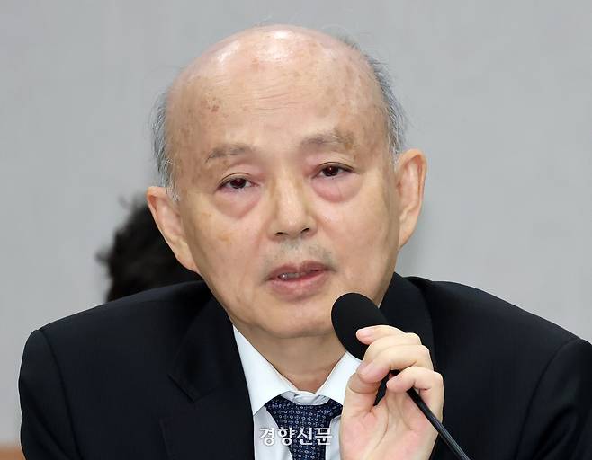 안창호 국가인권위원장이 5일 국회 운영위 국정감사에서 의원질의에 답하고 있다. 박민규 선임기자