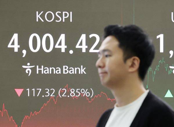 코스피가 급락하며 오전 매도 사이드카가 발동되기도 한 5일 서울 하나은행 본점 딜링룸 현황판에 코스피 지수가 떠 있다. 이날 코스피지수는 전장보다 117.32포인트(2.85%) 내린 4004.42에, 코스닥지수는 24.68포인트(2.66%) 하락한 901.89에 장을 마감했다. 연합뉴스