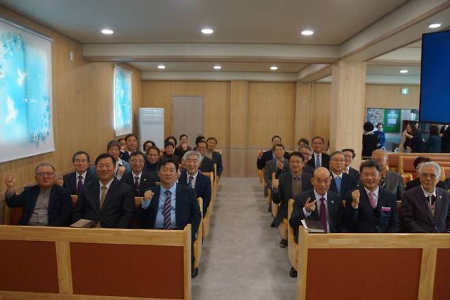부산 신성교회는 지난 4일 예장 합동 남부산남노회 주관으로 성전복구감사예배를 드렸다. 김홍종(앞줄 오른쪽 세 번째) 목사와 노회 관계자, 성도들이 “화이팅”을 외치며 기념촬영을 하고 있다.