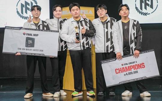 '더 파이널스 코리아 내셔널 리그 서킷3'에서 우승한 'FN 이스포츠' 팀이 기념촬영을 하고 있다. 사진 제공 : 넥슨