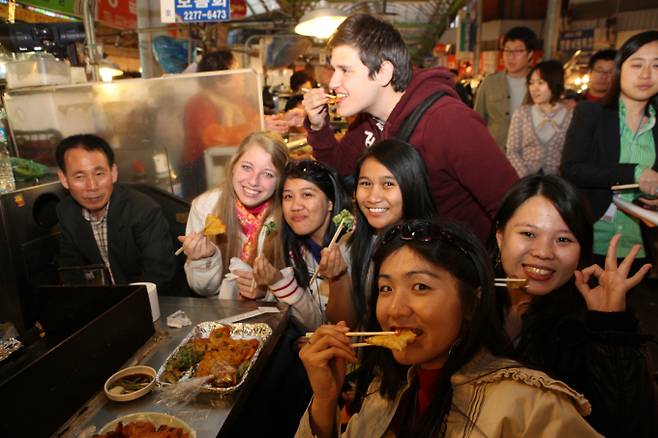 사진은 2012년 광장시장을 찾은 외국인들의 모습. /사진제공=한국방문의해위원회