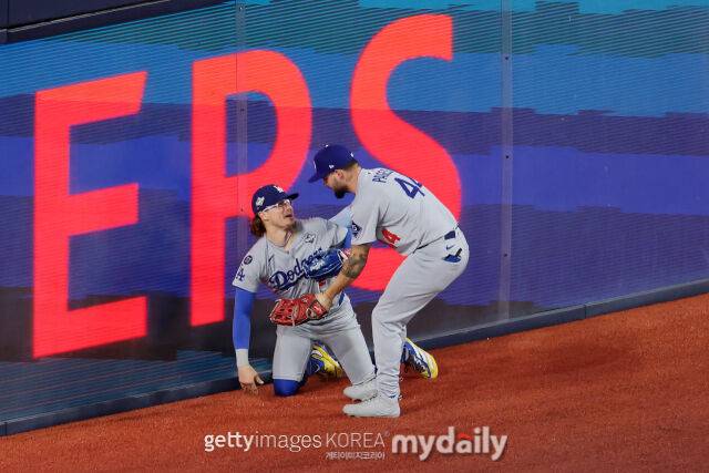 LA 다저스 앤디 파헤스(오른쪽)가 키케 에르난데스를 일으키고 있다./게티이미지코리아