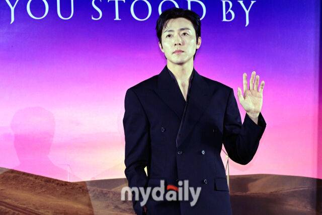 2025년 11월 5일 서울 용산 CGV에서 진행된 넷플릭스 '당신이 죽였다' 제작발표회에서 이무생이 포즈를 취하고 있다.