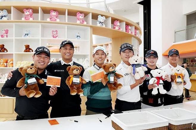 KPGA 투어 챔피언십 포토콜에 참석해 테디베어를 만드는 왼쪽부터 이대한, 김재호, 문도엽, 옥태훈, 배용준, 최승빈. (사진=KPGA 제공). 2025.11.05. *재판매 및 DB 금지