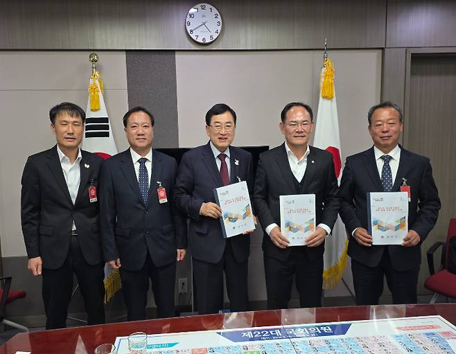 주낙영 경주시장이 국회를 방문해 임종득 의원을 만나 주요 현안사업 국비지원을 요청했다. 경주시 제공