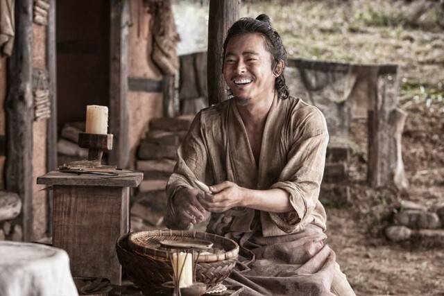 경기 양평 설매재의 ‘내경의 집’에서 팽헌(조정석)의 모습을 담은 영화 스틸컷. 네이버 영화
