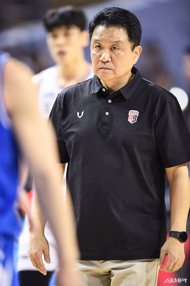 유도훈 정관장 감독이 5일 잠실체육관에서 열린 ‘2025~2026 LG전자 프로농구’ 삼성과 2라운드 맞대결에서 경기가 풀리지 않자 아쉬워하고 있다. 사진제공|KBL