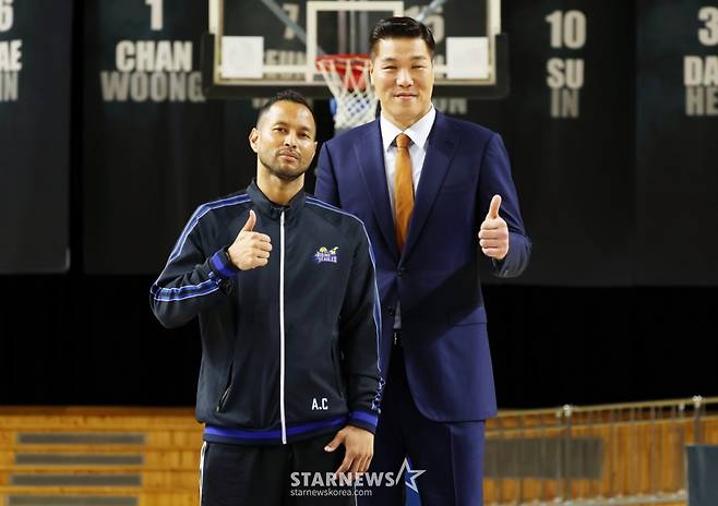 왼쪽부터 SBS '열혈농구단' 코치 전태풍, 감독 서장훈 /사진=김휘선 기자 hwijpg@