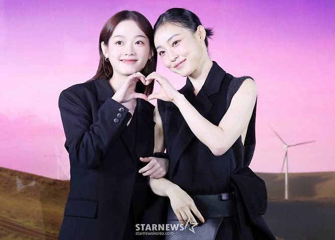 배우 이유미, 전소니가 5일 서울 용산구 CGV용산아이파크몰에서 열린 넷플릭스 시리즈 '당신이 죽였다' 제작발표회에서 포즈를 취하고 있다. /2025.11.05 /사진=김휘선 hwijpg@