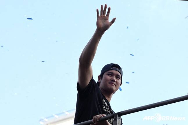 우승 퍼레이드에서 팬들에게 손을 흔들고 있는 오타니. /AFPBBNews=뉴스1