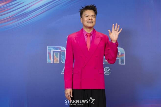 가수 박진영이 22일 정오(한국시간) 미국 LA 돌비씨어터에서 진행된 '2024 마마어워즈'(2024 MAMA AWARDS) 레드카펫 행사에서 포즈를 취하고 있다. /사진제공=CJENM 2024.11.22 /사진=이동훈 photoguy@