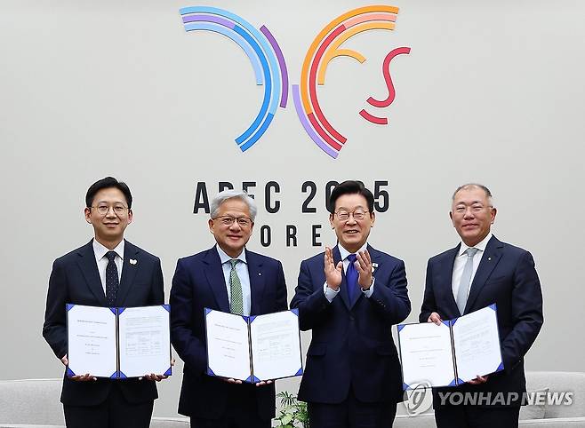 엔비디아, 정부ㆍ민간기업과 AI 관련 협약 (경주=연합뉴스) 김도훈 기자 = 이재명 대통령이 31일 APEC 정상회의장인 경주화백컨벤션센터에서 젠슨 황 엔비디아 최고경영자(CEO) 접견 전 과학기술정보통신부와 현대차, 엔비디아의 국내 피지컬 AI 역량 고도화 협약 관련 기념촬영을 하고 있다.
왼쪽부터 배경훈 과학기술정보통신부 장관, 젠슨 황 엔비디아 최고경영자(CEO), 이 대통령, 정의선 현대차그룹 회장. 2025.10.31 superdoo82@yna.co.kr