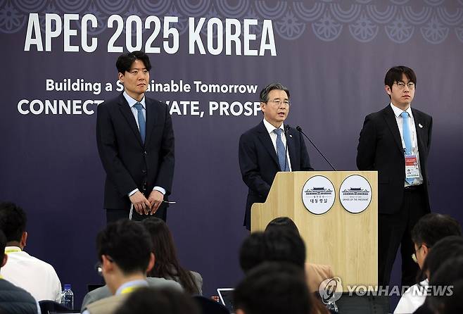 브리핑하는 김용범 정책실장 (경주=연합뉴스) 한상균 기자 = 김용범 정책실장이 31일 경북 경주 APEC 미디어센터에서 젠슨 황 엔비디아 최고경영자 접견 등에 관한 브리핑을 하고 있다.
왼쪽부터 김우창 국가AI정책비서관, 김 정책실장, 하정우 AI미래기획수석. 2025.10.31 xyz@yna.co.kr